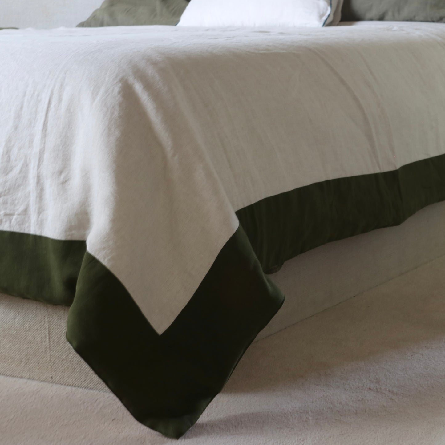 linen blanket with green border in US queen size, sample item