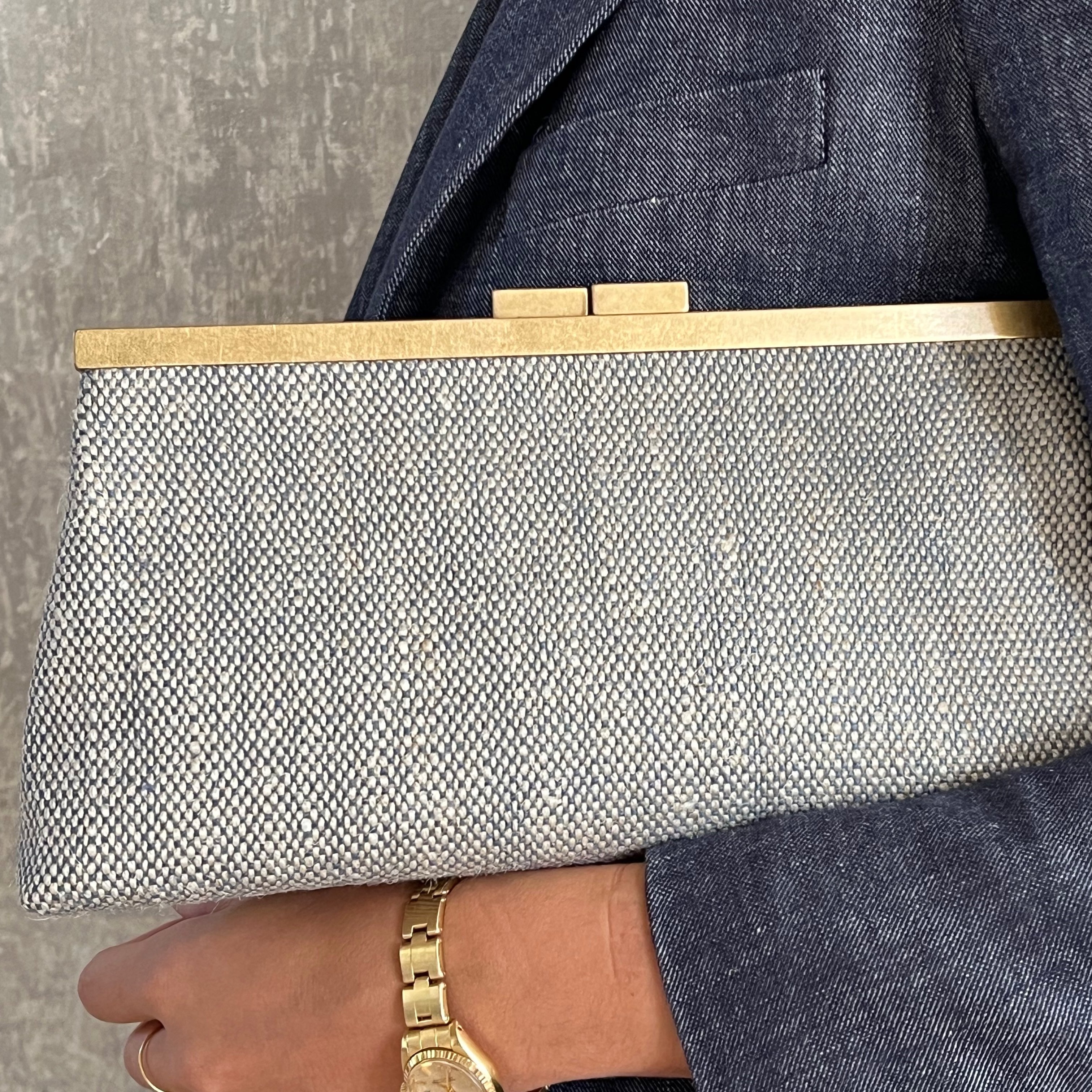 Linen outlet clutch