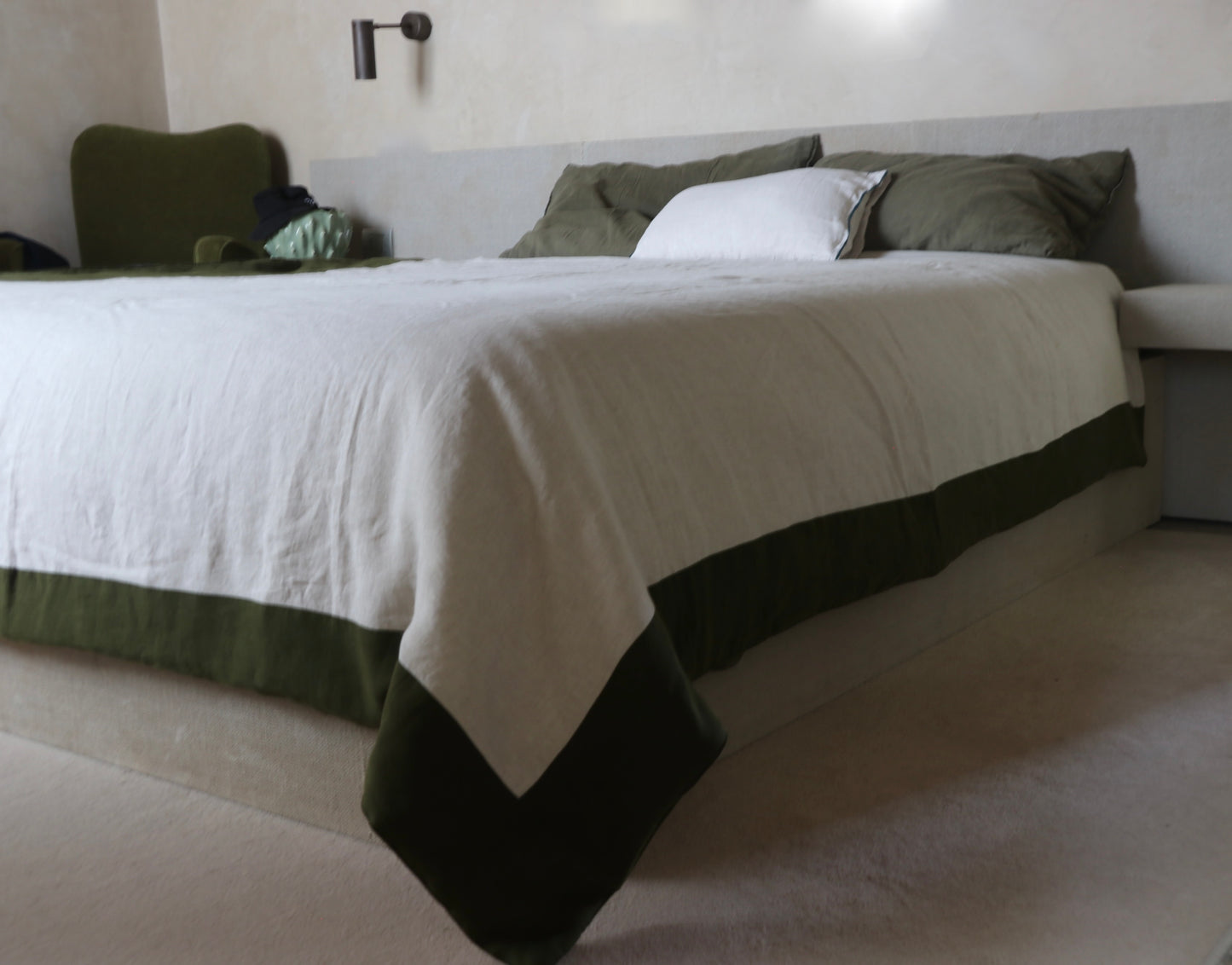 linen blanket with green border in US queen size, sample item