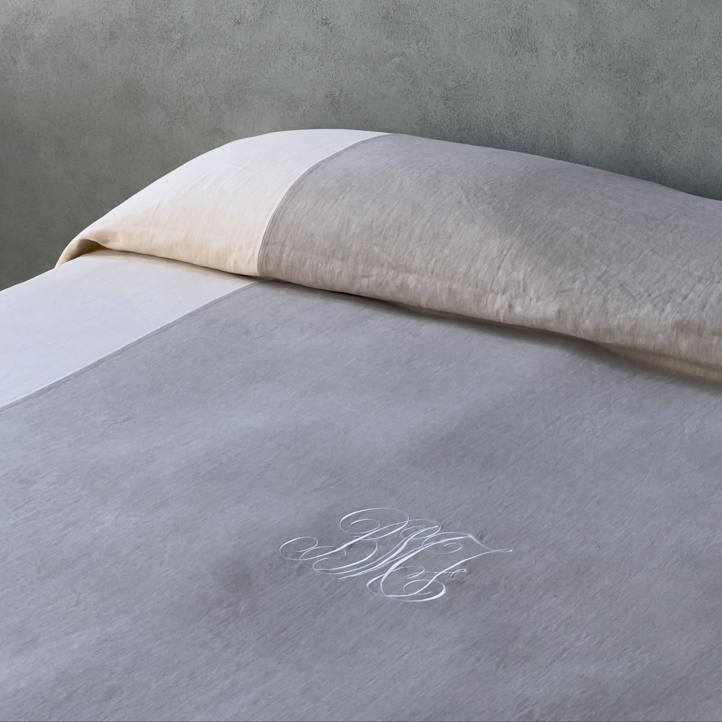 bed cover with sewing in contrasting colours